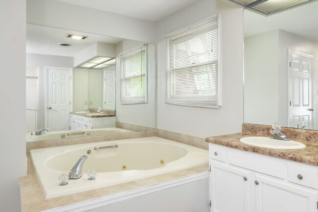Building Photo - 4051 Heather Ct NW