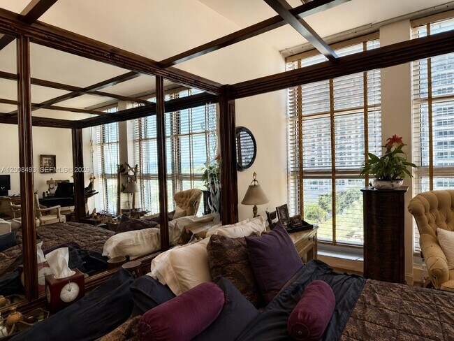 Building Photo - 5055 Collins Ave