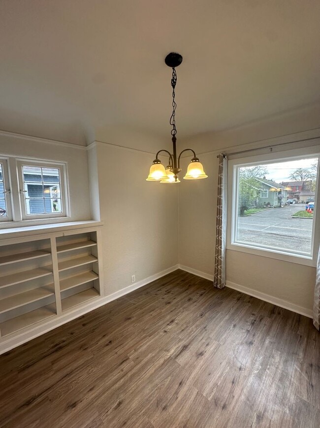 Building Photo - Downtown Remodeled Kent Home with fenced yard!