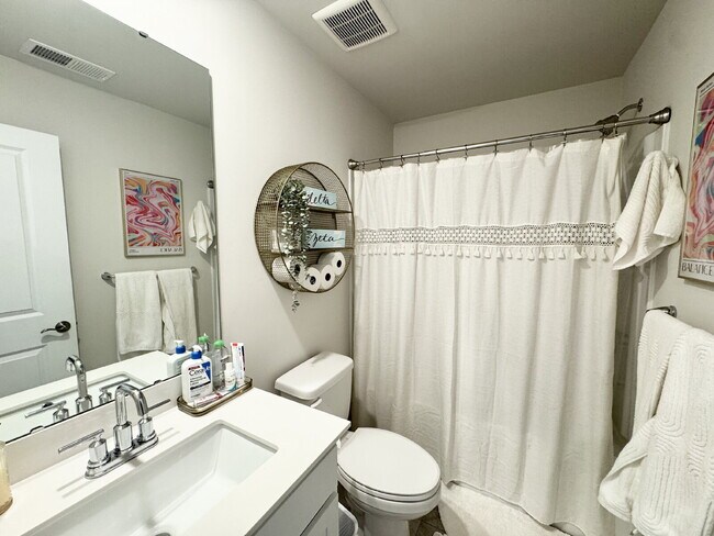 Building Photo - Spacious 4-Bedroom Home w/ 3 Full Baths on Somerset Lane in Central, SC