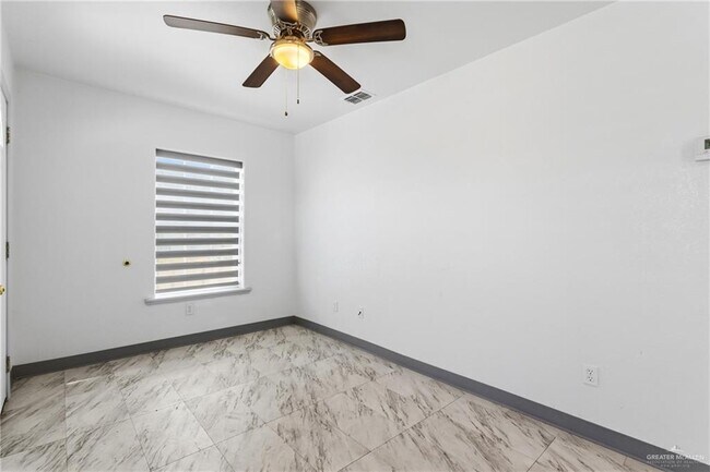 Building Photo - 14 Ash St