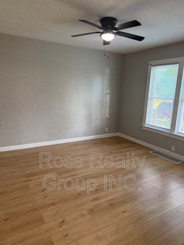 Building Photo - 1121 Delence St
