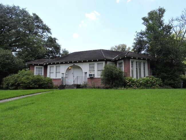 Primary Photo - University Gardens One Bedroom Apartment F...