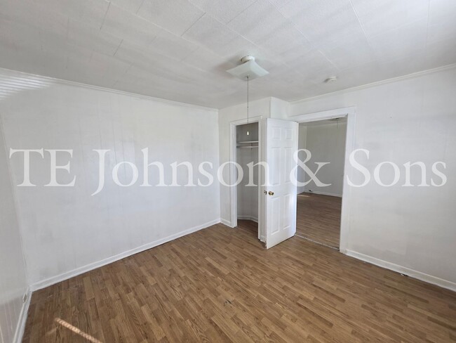 Building Photo - Charming 2 Bedroom with Front Porch