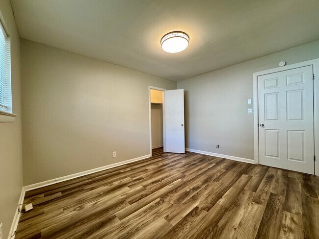 Building Photo - 1014 N Larchmont Dr