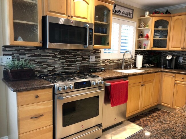 Building Photo - Relaxing Condo just steps away from the beach!