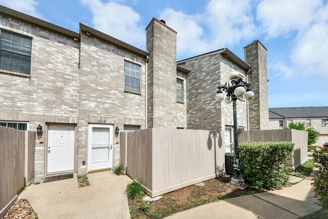 Building Photo - 3218 Holly Hall St