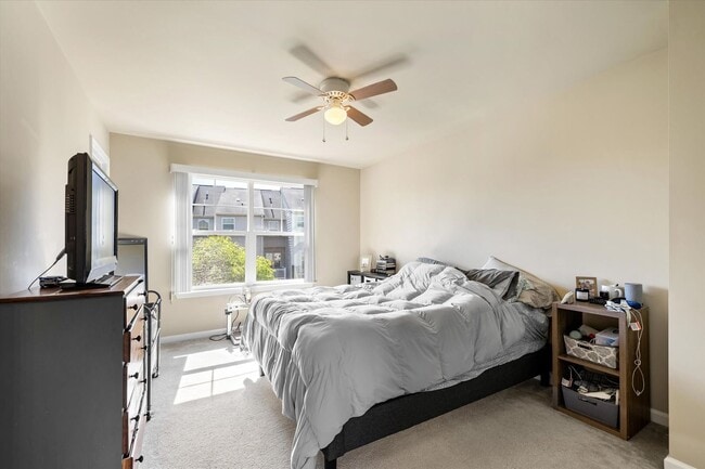 Building Photo - 3-Level Townhome in Woodstream!