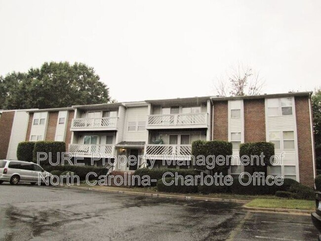 Building Photo - 9520 Shannon Green Dr
