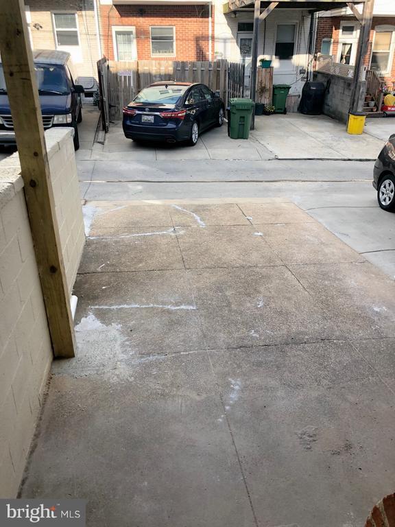 Building Photo - 632 S Decker Ave