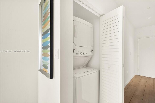 Building Photo - 1600 SW 1st Ave