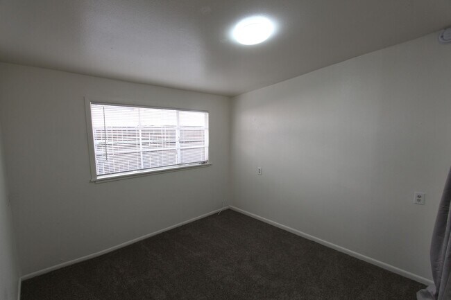 Building Photo - Bright 3-Bedroom Single-Level Duplex with Garage | 1,166 Sq Ft | Convenient Flagstaff Location