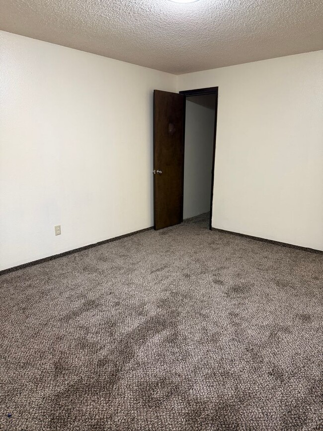 Building Photo - 2-bedroom duplex