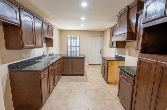 Building Photo - 204 N Espana Dr