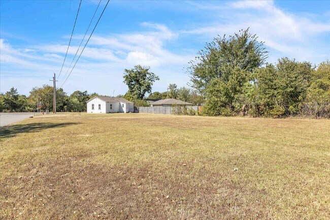 Building Photo - 2000 N Douglas Blvd