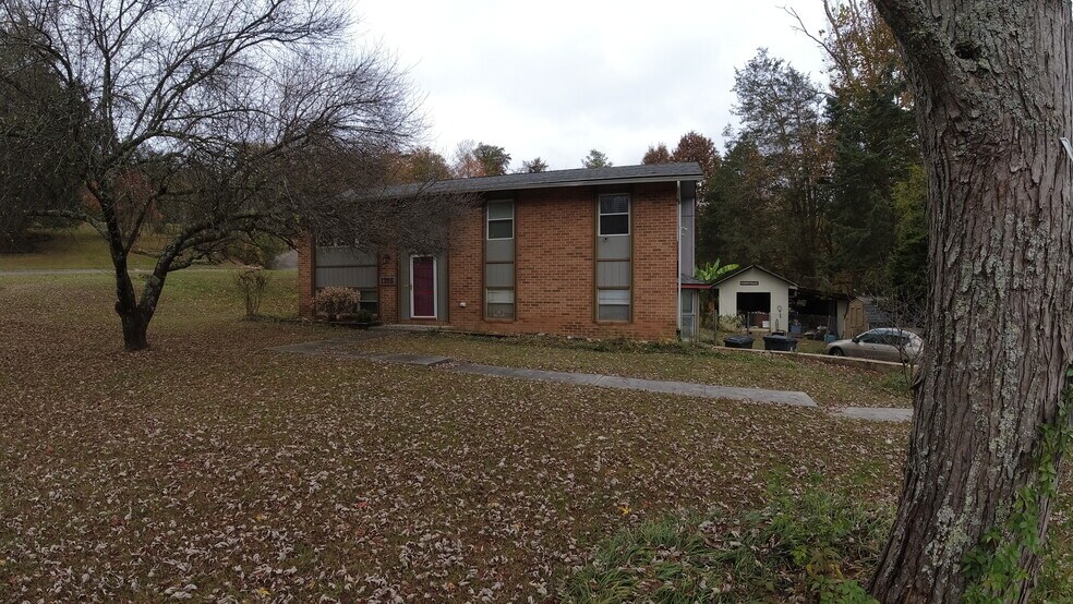 Building Photo - 1725 Pinebrook Dr