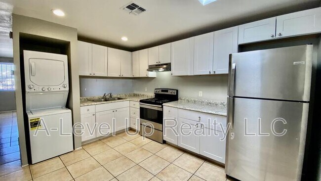 Building Photo - 375 E Thoroughbred St