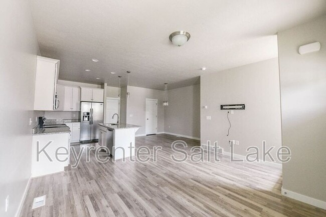 Building Photo - 1091 W Emerald Pools Ln