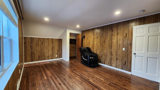 Building Photo - 513 S Brooks St