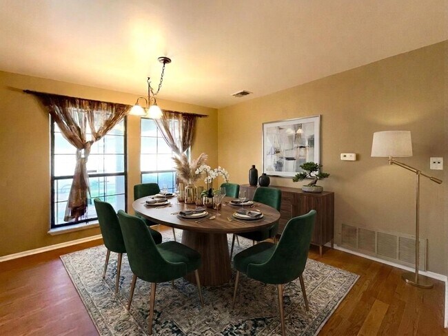 Building Photo - *MOVE IN SPECIAL* 2 Bedroom Garden Style Villa Home In A Prime Location – Near Shopping & Dining!