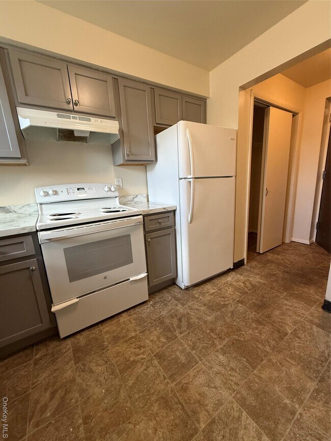 Building Photo - 33 Oak St