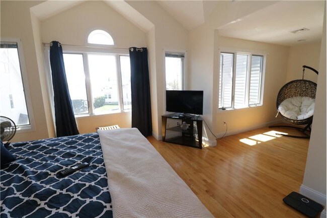 Building Photo - 143 Grovers Ave