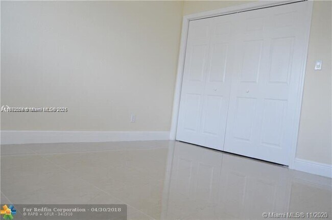Building Photo - 4732 SW 33rd Ave