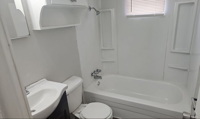 Building Photo - 3 bedroom 2 bath - SE 70th and I-35