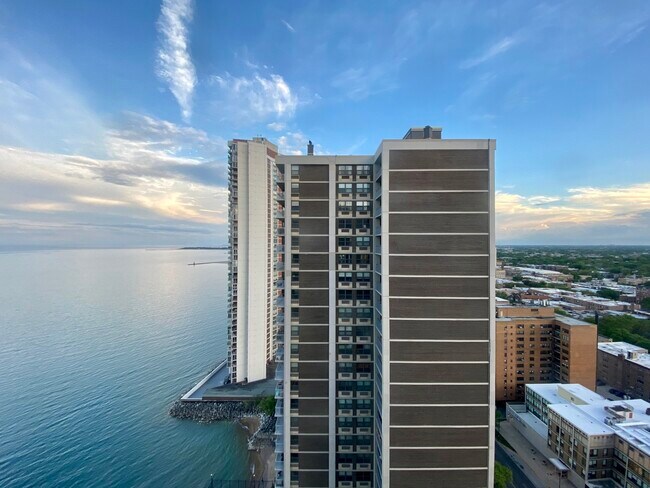 Building Photo - 6157 N Sheridan Rd