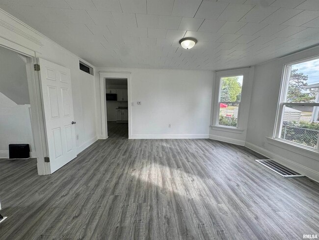 Building Photo - 619 13th Ave