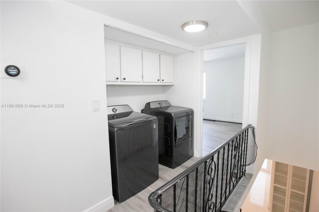 Building Photo - 2714 NE 8th St