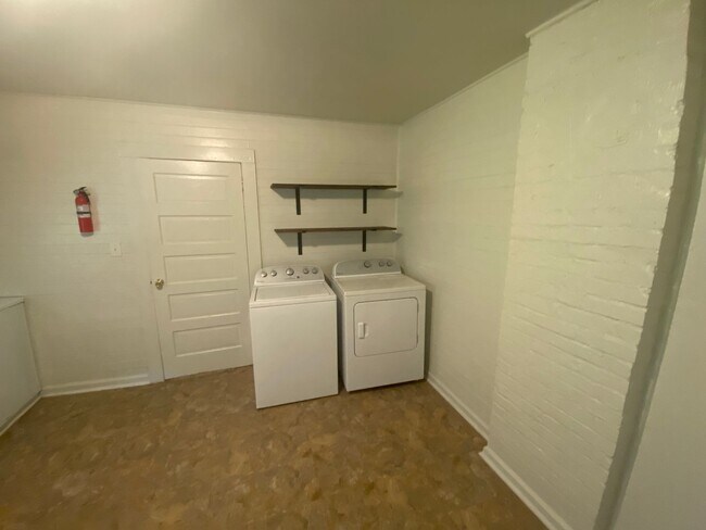 Building Photo - 1 Br Duplex Near Duke East - Fenced Yd - Huge Kitchen!