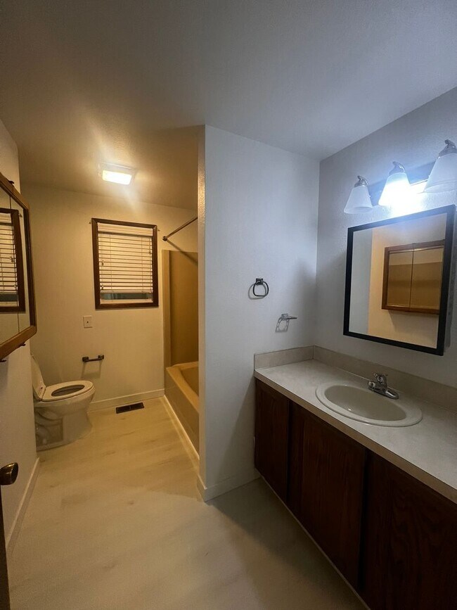 Building Photo - 507 Forest Cir