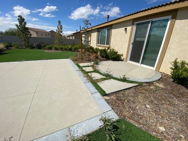 Building Photo - Desert Paradise Near You!