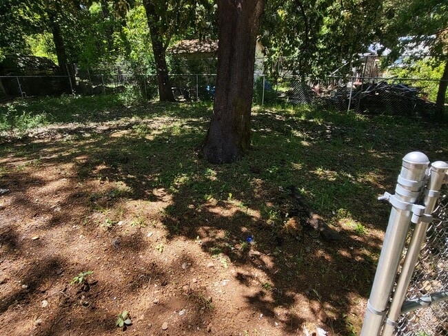 Building Photo - 2 bedroom 2 bath House for Rent in Cave Junction