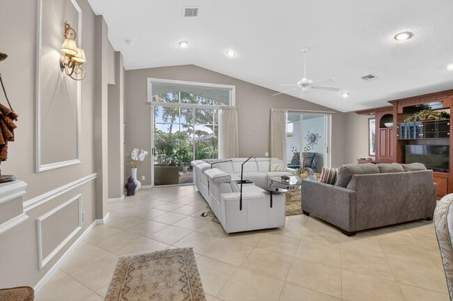 Building Photo - 5256 Glenville Dr
