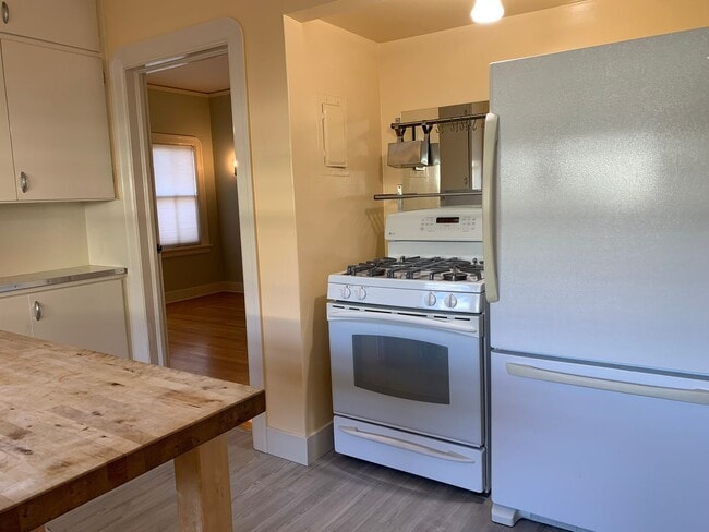 Building Photo - 3 Bedroom, hardwood floors, garage, A/C, Solar