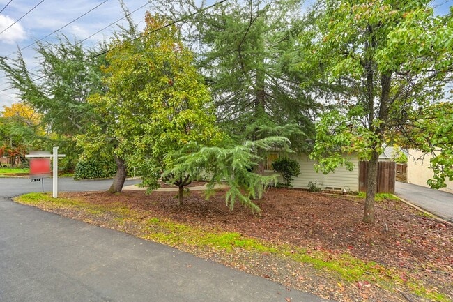 Building Photo - Charming 3 Bedroom, 2 Bath Home Close to Town