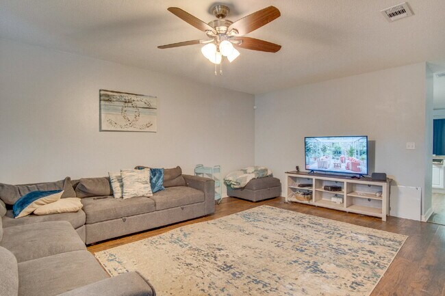 Building Photo - Modern 3BR/2BA Duplex with Granite Countertops, Stainless Appliances, Covered Patio & Private Fen...