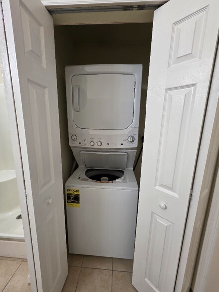 Building Photo - 180 Lakewood Dr