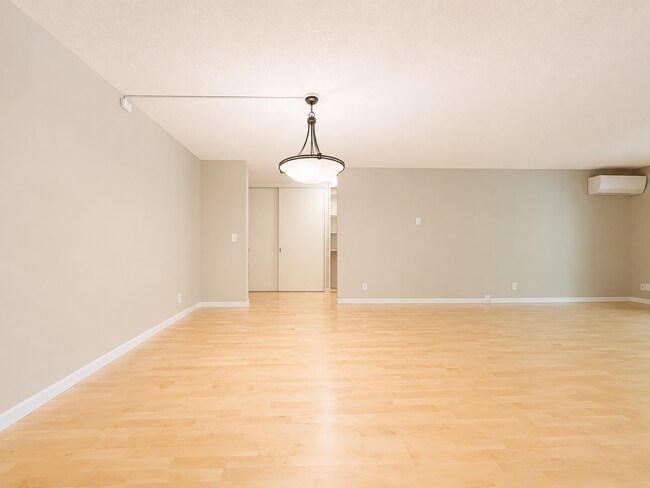Building Photo - Live Next to Washington Park! Spacious 2-Bedroom Condo with Pool!