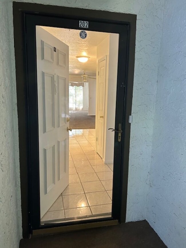 Building Photo - Well maintained 2/2 condo in 55+ community