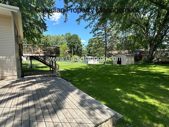 Building Photo - Crystal Single Family Home, Large Fenced Back Yard, 2 Car Garage, Dishwasher, Available Sept 1st