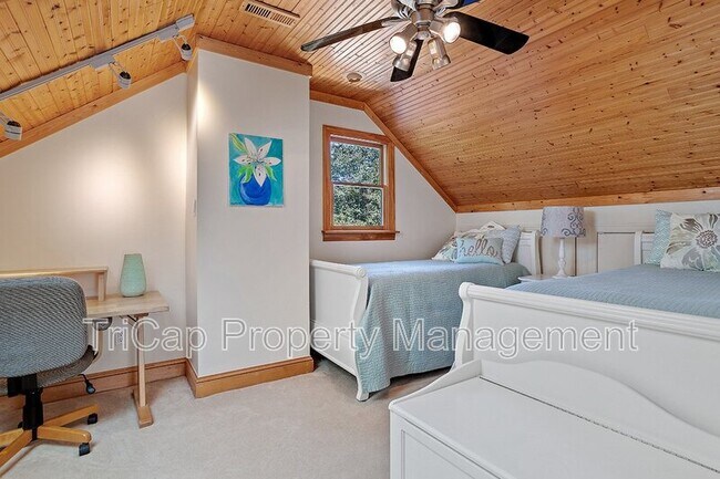 Building Photo - 2113 Hamrick Dr