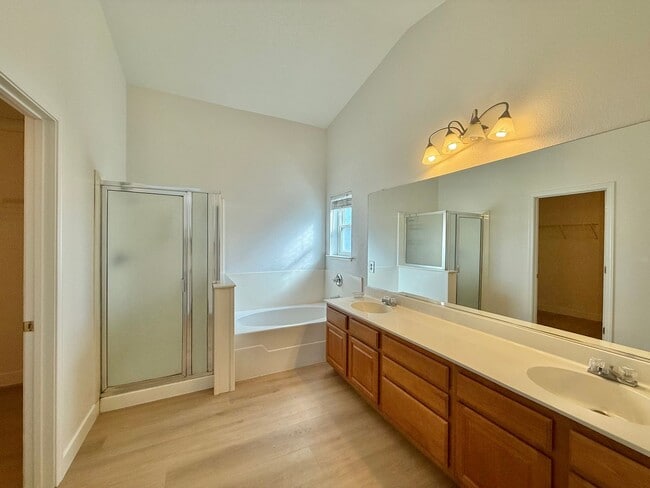 Building Photo - 4 Bedroom Home in Hollister