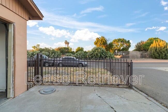 Building Photo - 990 Palm Cir
