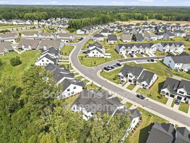 Building Photo - 739 Putney Hl Rd