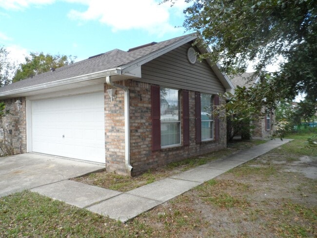Building Photo - BEAUTIFUL BRICK 4 BEDROOM 2 BATH HOME AVAILABLE NOW CONTACT KAREN GUARDINO, REALTOR 386-747-9295