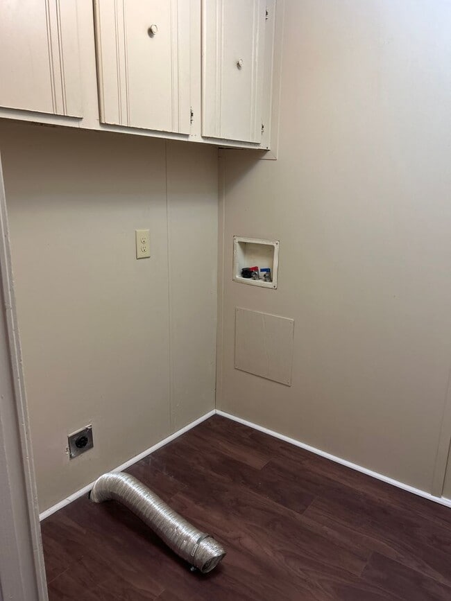 Building Photo - 2 Bedroom, 2 Bath