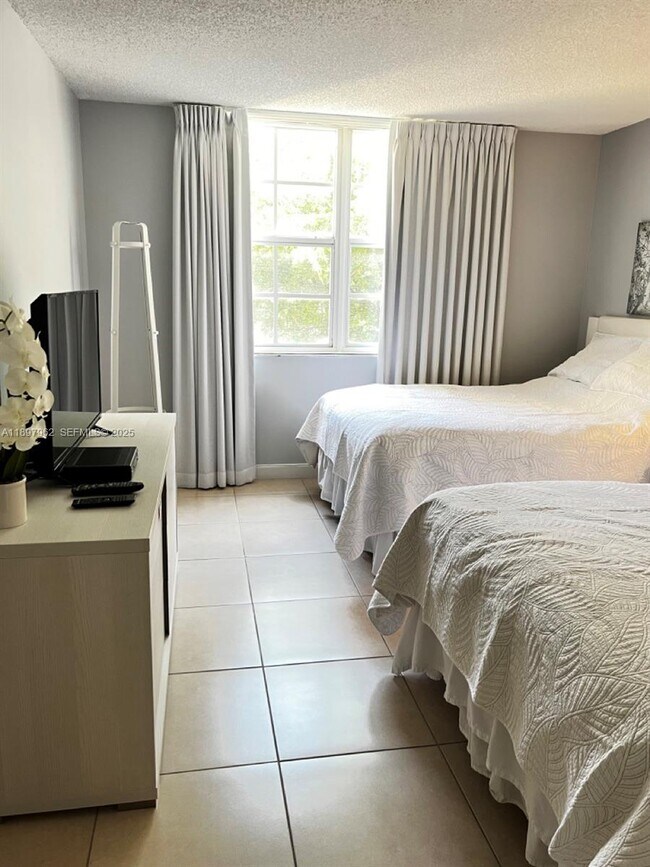 Building Photo - 19501 E Country Club Dr